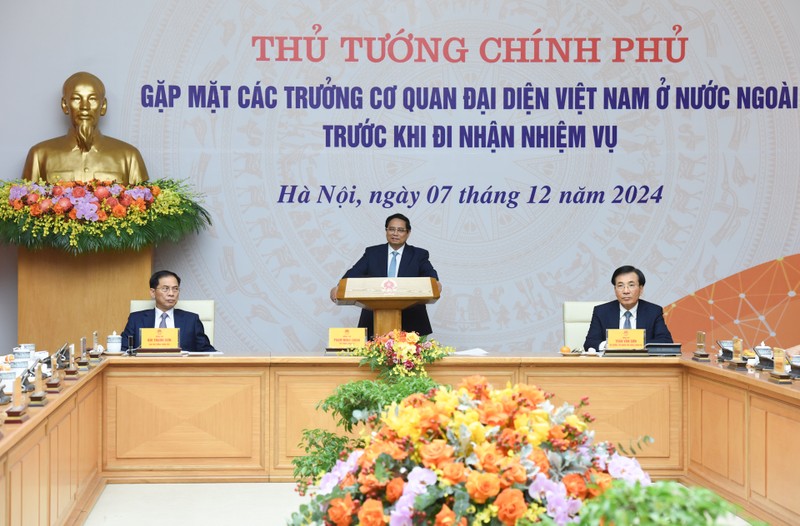 Prime Minister Pham Minh Chinh on December 7 meets with ambassadors and heads of Vietnam's representative offices abroad before they take on their new assignments. (Photo: NDO)