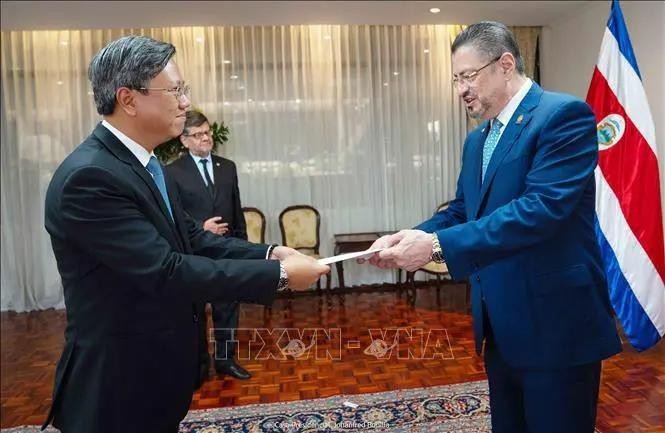 Vietnamese Ambassador to Cuba and Costa Rica Le Quang Long (L) presents his credentials to Costa Rican President Rodrigo Chaves Robles. (Photo: VNA)