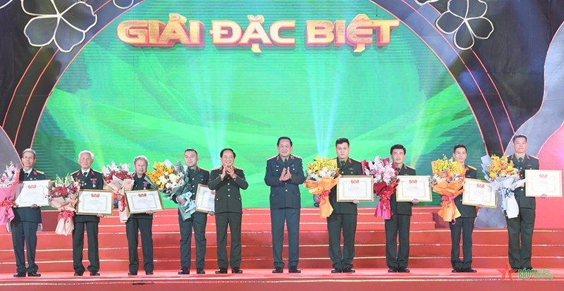 Special prizes presented to the most outstanding entries of the contest on the 80th anniversary of the Vietnam People's Army at the ceremony (Photo: qdnd.vn)