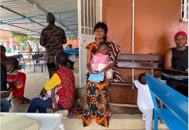 A child waiting to be treated at a hospital in Congo (Photo: Reuters/VNA)