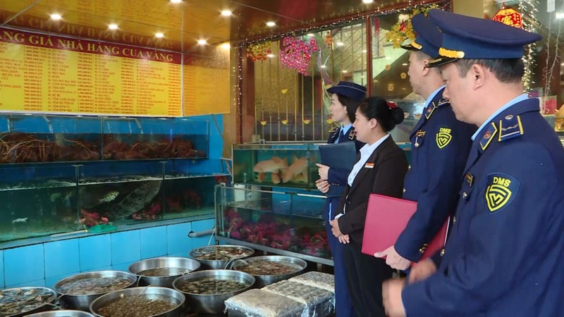 The Quang Ninh Provincial Department of Market Management inspect an eatery in Ha Long City (Photo: Nguyen Trang)