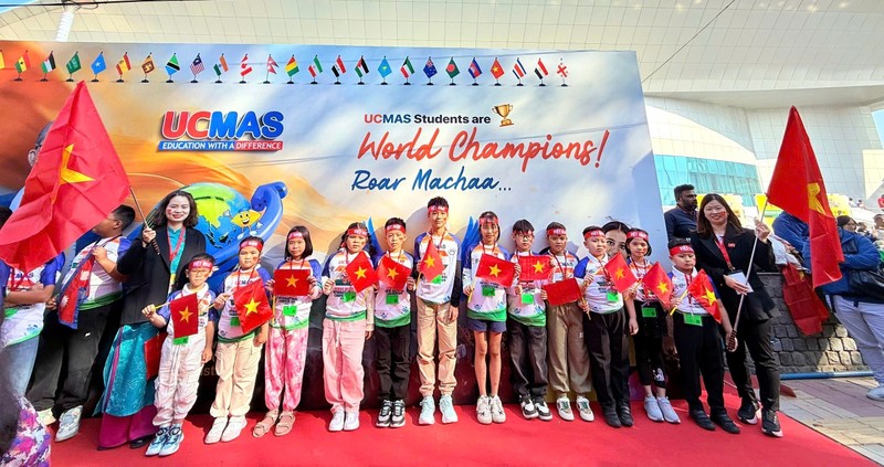 All of the 12 Vietnamese students win awards at the 2024 UCMAS International Competition. (Photo: VNA)