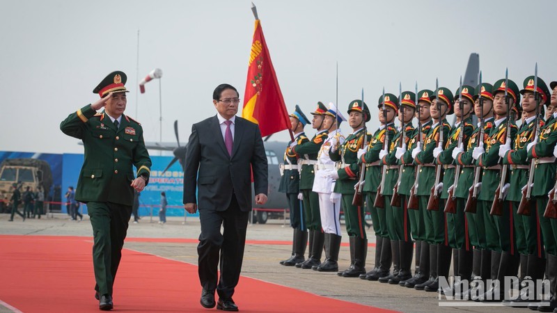 Prime Minister Pham Minh Chinh (second from left ) attends Vietnam International Defence Expo 2024 (Photo: NDO)