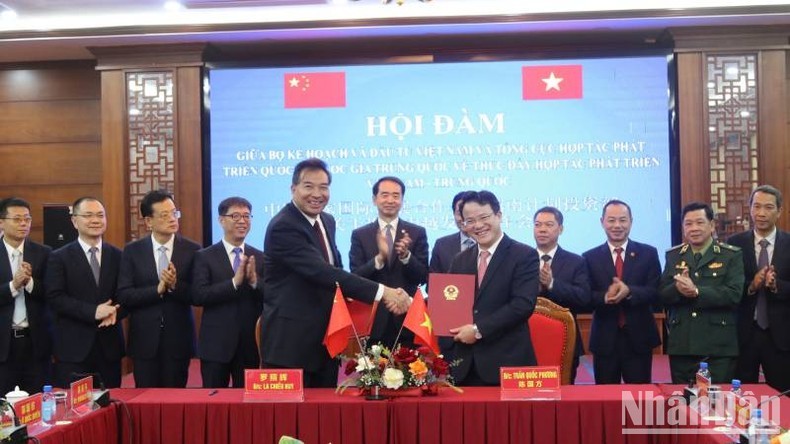 The Ministry of Planning and Investment and the CIDCA signed a Memorandum of Understanding to enhance the pilot project. (Photo: NDO)