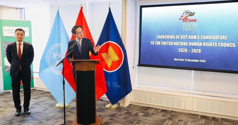 Deputy Minister of Foreign Affairs Do Hung Viet (R) at the launching ceremony of Vietnam's candidature for re-election to the UNHRC for the 2026-2028 tenure. (Photo: VNA)