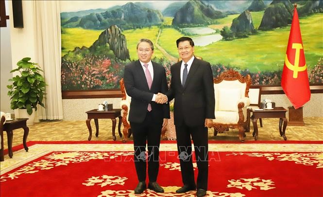 Vietnamese Minister of Justice Nguyen Hai Ninh (L) and Lao Party General Secretary and State President Thongloun Sisoulith. (Photo: VNA)