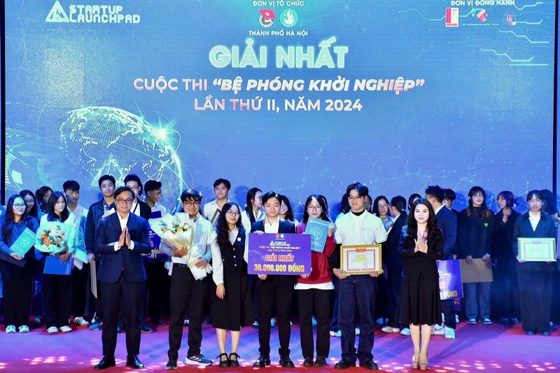 First prize winning team honoured at the ceremony (Photo: doanthanhnien.vn)