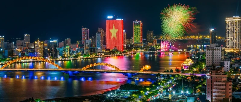 Vibrant Da Nang city in Da Nang International Fireworks Festival 2024 (Photo:: Le Quang Thien)