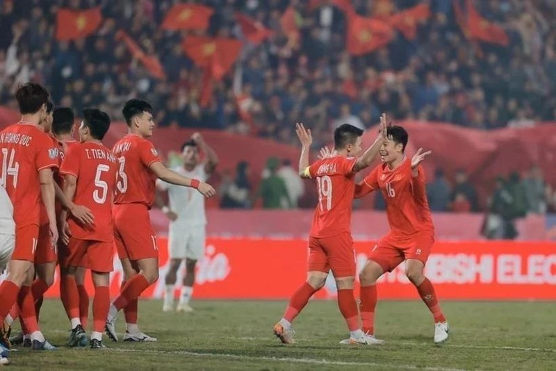 Vietnam (red) defeat Myanmar 5-0 on December 21 to advance to the ASEAN Cup semi-finals. (Photo: VNA)