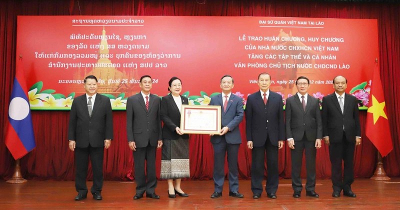 Vietnamese Ambassador to Laos Nguyen Minh Tam presents the first-class Independence Order to the Lao Presidential Office. (Photo: VNA)