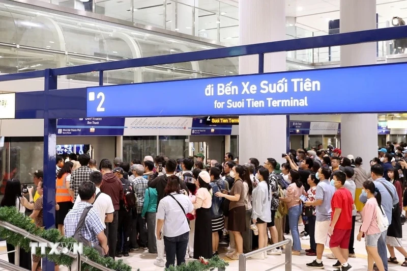 Crowds line up to board trains at Ben Thanh Station on December 22. (Photo: VNA)