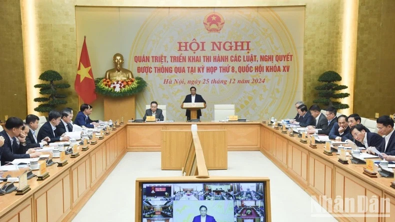 Prime Minister Pham Minh Chinh (right) and National Assembly (NA) Chairman Tran Thanh Man on December 25 co-chair a hybrid conference on the implementation of the laws and resolutions passed by the 15th legislature at its eighth session. (Photo: NDO)