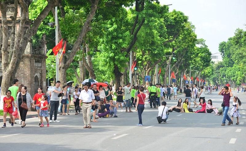 The walking space around Hoan Kiem Lake (Photo: infonet.vn)