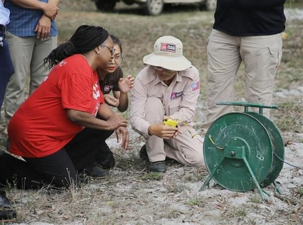 Ambassador Bonnie Denise Jenkins at the site of bomb disposal in Trieu Son commune, Trieu Phong district. (Photo: Thanh Thuy/VNA)