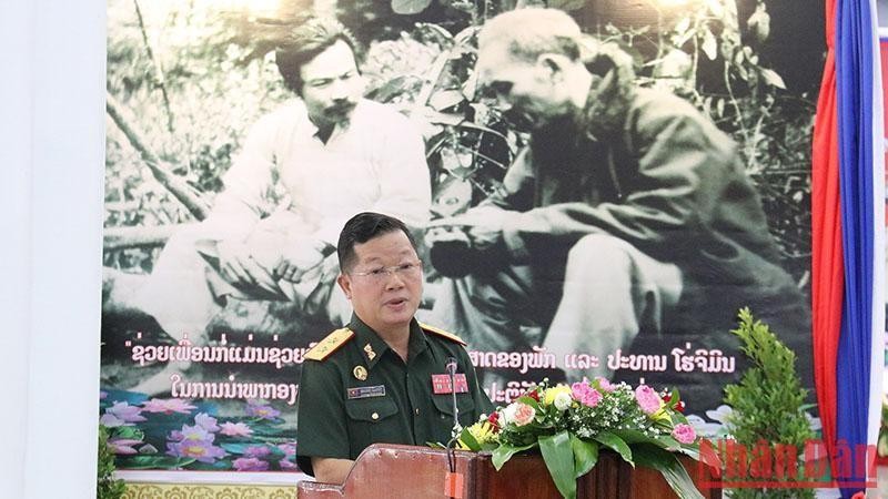 Lt. Gen. Sonthong Phomlavong, deputy director of the Lao Ministry of National Defence’s general department of politics speaking at the exhibition (Photo: NDO)