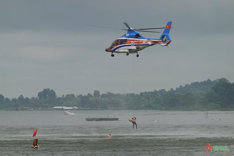 A Vietnam's aircraft releases the rescue team to support drowning victims. (Photo: qdnd.vn)