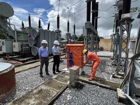 Workers apply measures to protect power supply works (Photo: VNA)