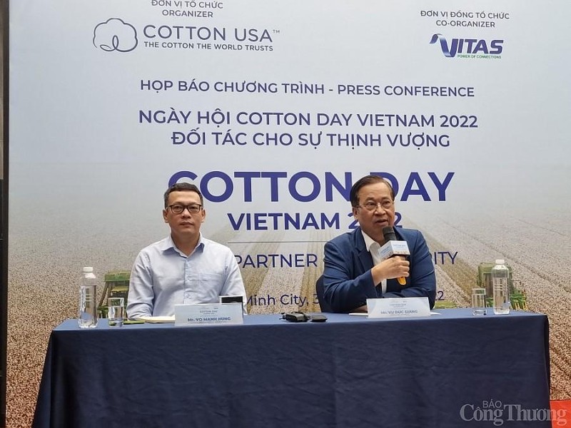 Chairman of Vietnam Textile and Apparel Association Vu Duc Giang speaks at the press brief on the organistion of the Cotton Day Vietnam 2022 (Photo: congthuong.vn)