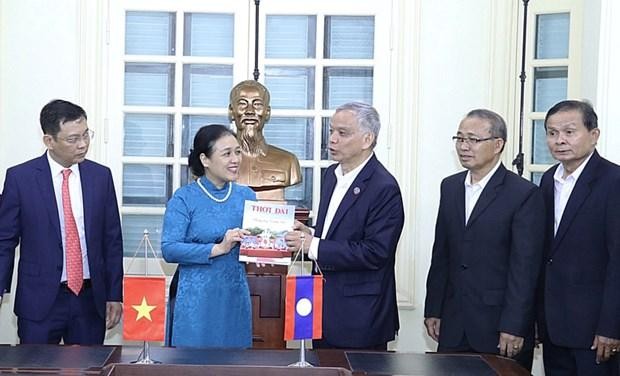 Ambassador Nguyen Phuong Nga presents a gift to Lao National Assembly Vice Chairman and Chairman of the Lao Committee for Peace and Solidarity Sommad Pholsena. (Photo: VNA)