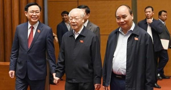 Party General Secretary Nguyen Phu Trong, President Nguyen Xuan Phuc and National Assembly Chairman Vuong Dinh Hue attend the morning session on October 21.
