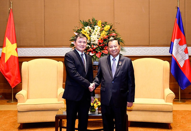 President of the Cambodian Senate Samdech Say Chhum (right) and Viettel Chairman and General Director Tao Duc Thang (Photo: quochoi.vn)