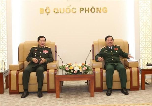 Deputy Minister of National Defence Sen. Lt. Gen. Le Huy Vinh (R) and Lt. Gen. Saichay Commasit of Laos. (Photo: VNA)