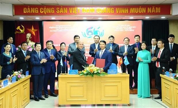 President of the Vietnam Youth Federation Nguyen Ngoc Luong and his Cambodian counterpart Hun Many exchange the signed cooperation deal for 2022-2027 on October 24. (Photo: VNA)