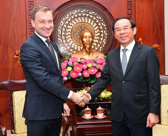 Secretary of the Ho Chi Minh Party Committee Nguyen Van Nen receives Consuls General of Belarus Ruslan Varankou (Photo: sggp)