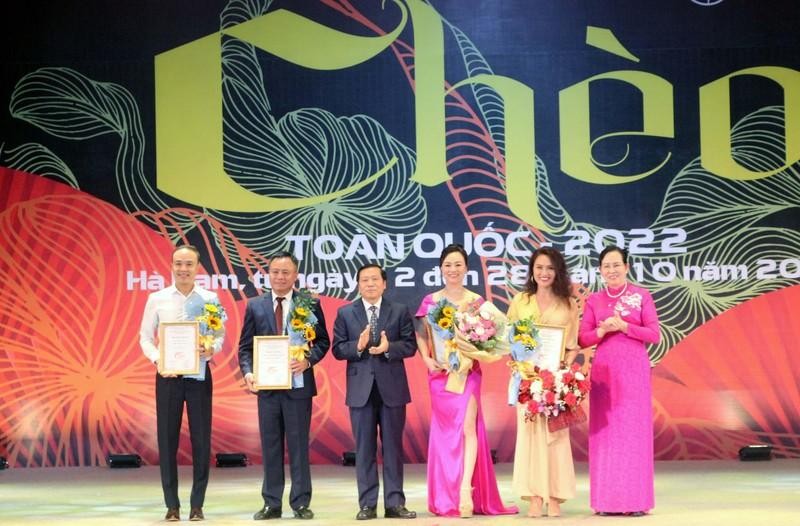 The Secretary of the Ha Nam Provincial Party Committee presents the Excellence Award to the Thanh Hoa Province Traditional Art Theatre.
