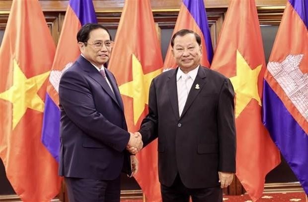 Prime Minister Pham Minh Chinh (left) meets with Cambodian Senate President Samdech Say Chhum. (Photo: VNA) 