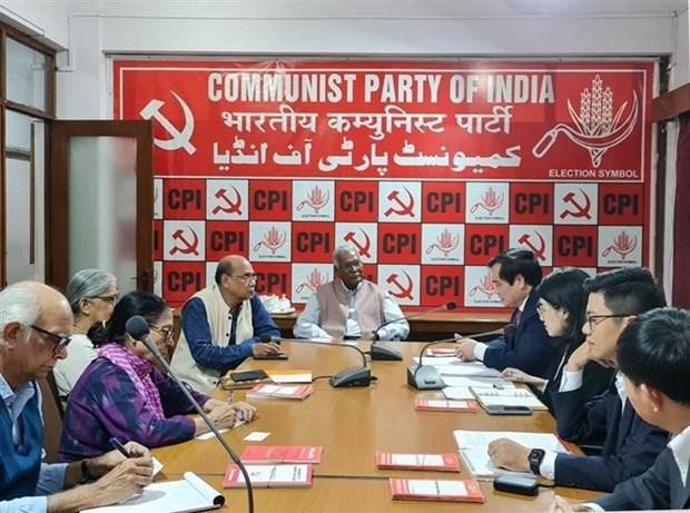 At the meeting with the General Secretary of the Communist Party of India. (Photo: VNA)