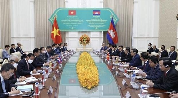 The talks between Vietnamese PM Pham Minh Chinh and his Cambodian counterpart Samdech Techo Hun Sen in Phnom Penh on November 8 (Photo: VNA)