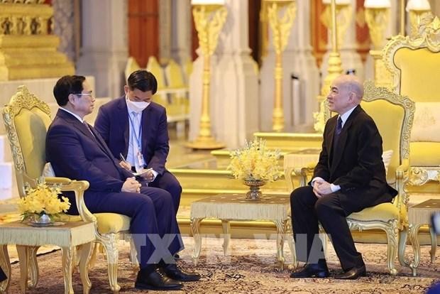 Prime Minister Pham Minh Chinh meets with Cambodian King Norodom Sihamoni. (Photo: VNA) 