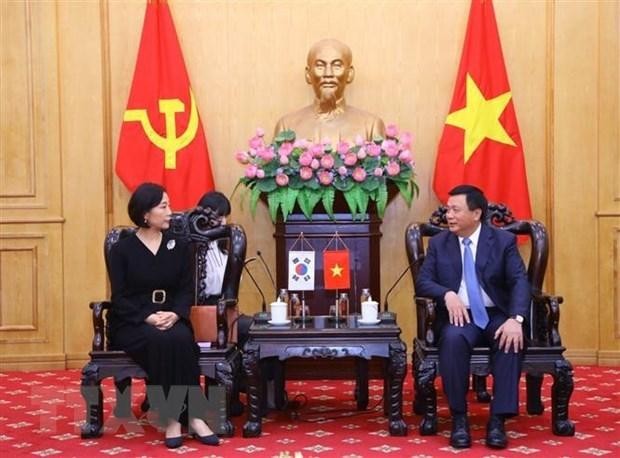 Prof. Dr. Nguyen Xuan Thang, Politburo member and Chairman of the Central Theory Council and General Director of the Ho Chi Minh National Academy of Politics (HCMA) had a meeting with the Republic of Korea (RoK)’s Ambassador to Vietnam Oh Young-ju. (Photo: VNA)