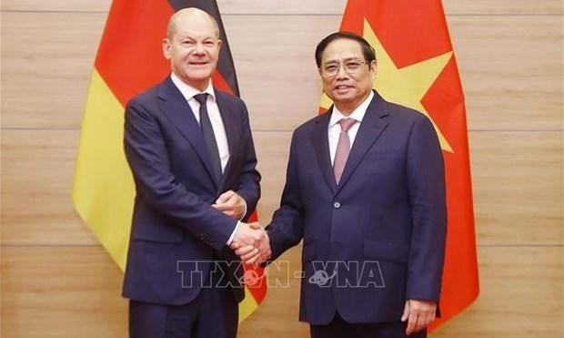 Prime Minister Pham Minh Chinh (R) and Chancellor of Germany Olaf Scholz (Photo: VNA)