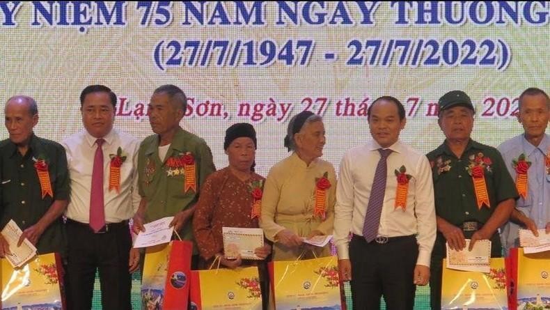 Local authorities present gifts to policy beneficiary families and national contributors