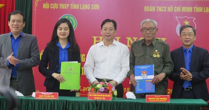 Representatives from the Association of Former War Youth Volunteers and the Youth Union of Lang Son province sign a joint action programme for the 2022-2025 period