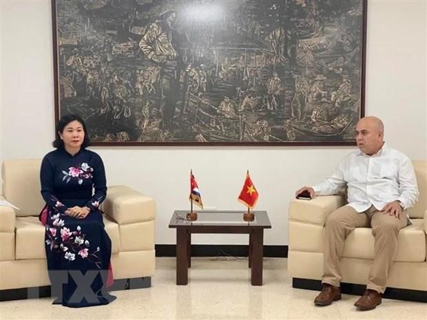 Standing Vice Secretary of the municipal Party Committee Nguyen Thi Tuyen and Roberto Morales Ojeda, Politburo member and permanent member of the Secretariat of the Communist Party of Cuba (PCC) Central Committee. (Photo: VNA)