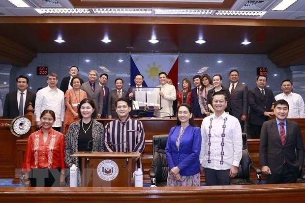 President of the Philippine Senate Juan Miguel Zubiri hands over the resolution to NA Chairman Hue. (Photo: VNA)