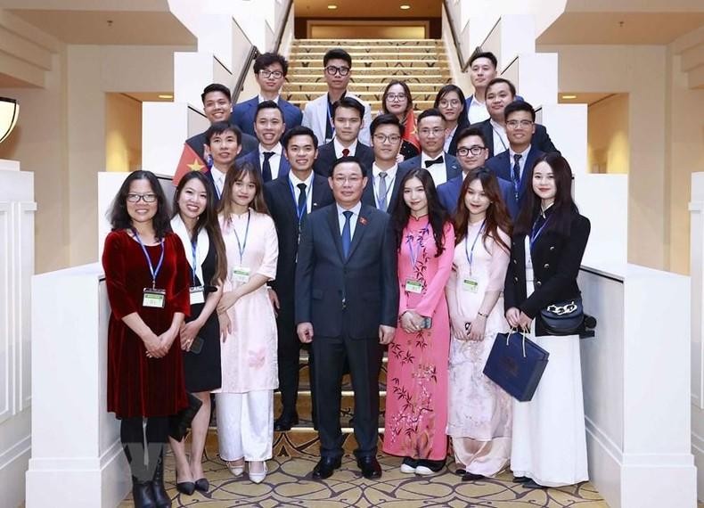 National Assembly Chairman Vuong Dinh Hue and Vietnamese students in Australia (Photo: VNA)
