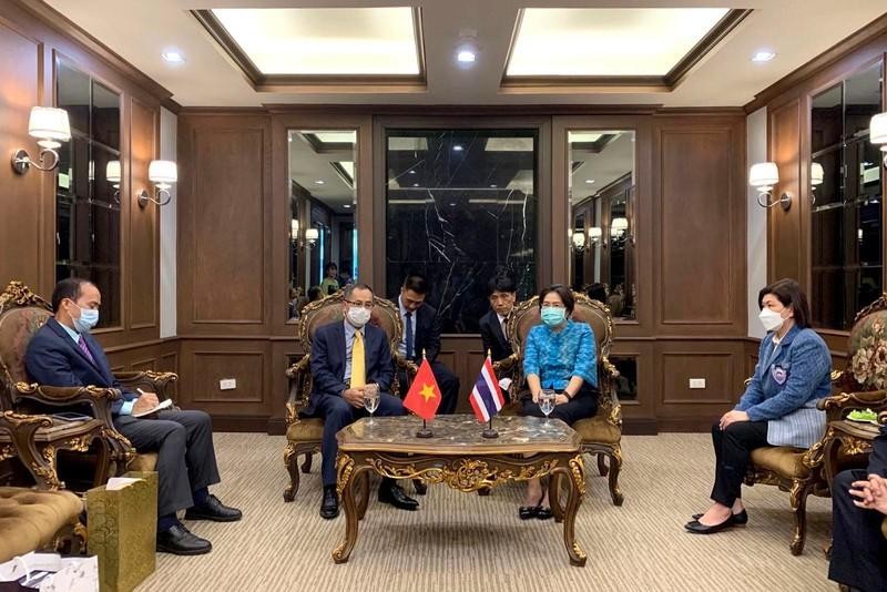 At the meeting between Ambassador Phan Chi Thanh and Deputy Governor of Thailand’s Saraburi Province Angkana Chitatitta 