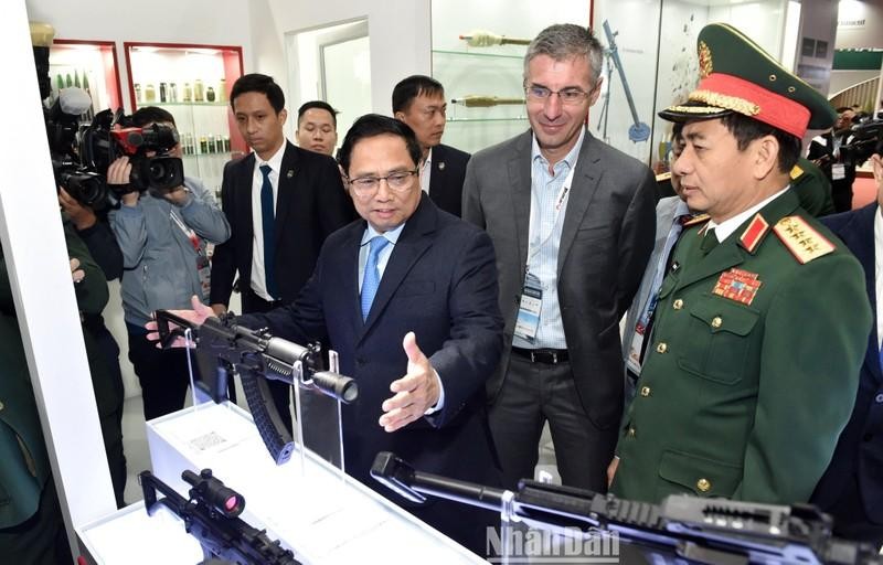 Prime Minister Pham Minh Chinh attends the exhibition (Photo: Thanh Dat/NDO)
