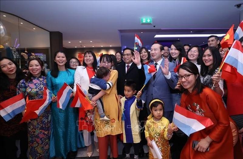 Prime Minister Pham Minh Chinh and representatives of the Vietnamese community in Luxembourg (Photo: VNA)