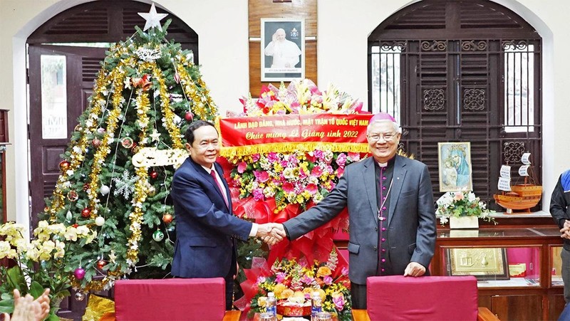Standing Vice Chairman of the National Assembly Tran Thanh Man congratulates the Da Nang Diocese (Photo: daibieunhandan.vn)