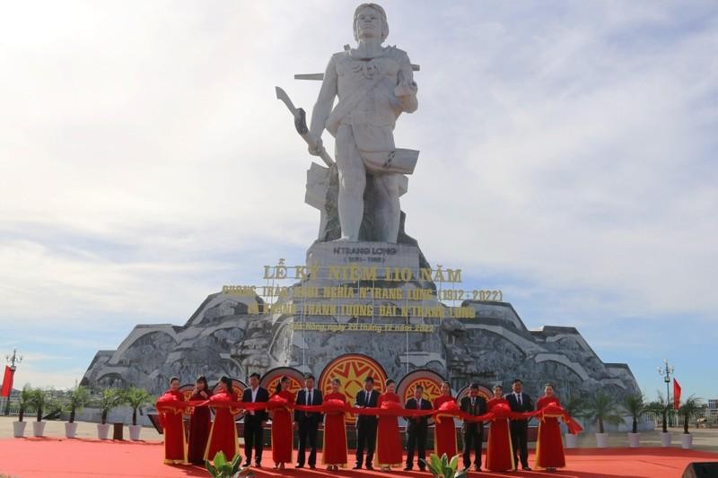Delegates cut the ribbon to inaugurate N'Trang Long Monument.