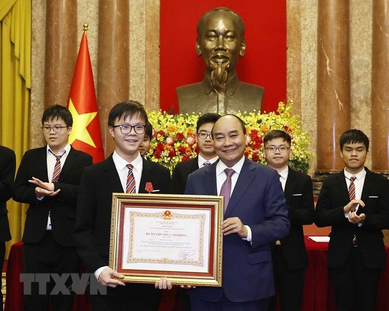 President Nguyen Xuan Phuc presented Labour Orders to winners of International Olympiads and science-technology competitions in 2022 (Photo: VNA)