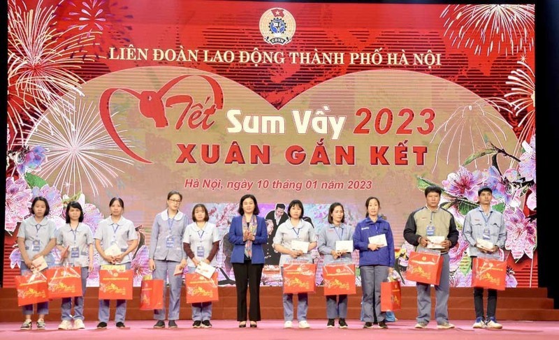 Vice Secretary of the Hanoi Party Committee Nguyen Thi Tuyen presents gifts to workers.