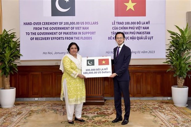 Deputy Foreign Minister Do Hung Viet presents a token of 100,000 USD as a gift from the Vietnamese Government and people to Pakistan (Photo: VNA)