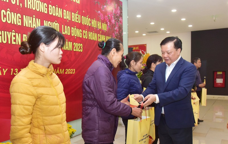 Secretary of the Hanoi Party Committee Dinh Tien Dung presents gifts to workers in Gia Lam district on the occasion of the Tet holiday. (Photo: hanoimoi.com.vn)
