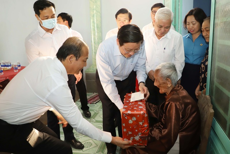 Head of the PCC’s Commission for Internal Affairs Phan Dinh Trac presents gifts to Heroic Vietnamese Mother Nguyen Thi Ruc